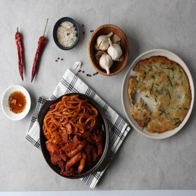 닭요리전문점 계절,춘천 계절 닭갈비 한끼세트 (닭갈비 2인세트 & 냉동감자전)